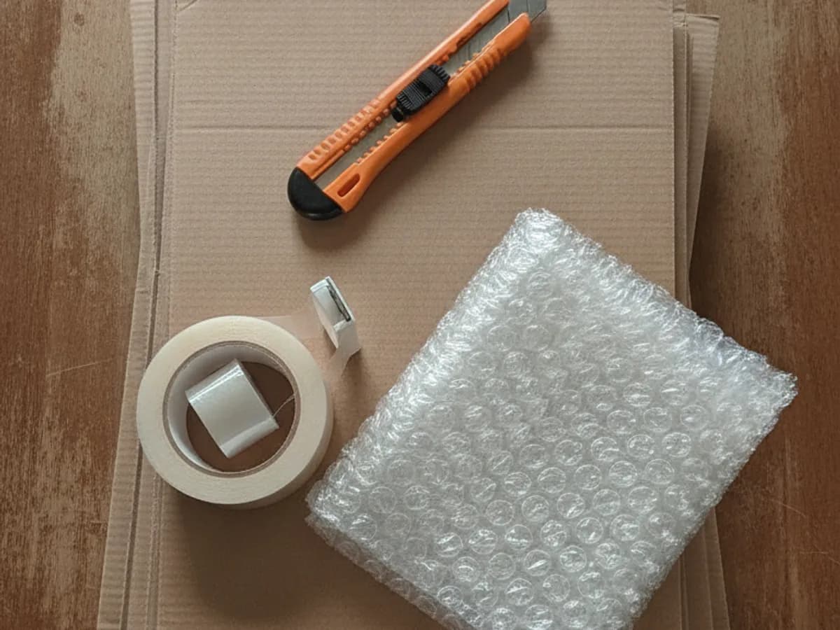 Umzugskartons, Klebeband und Luftpolsterfolie bereit zum Einpacken
